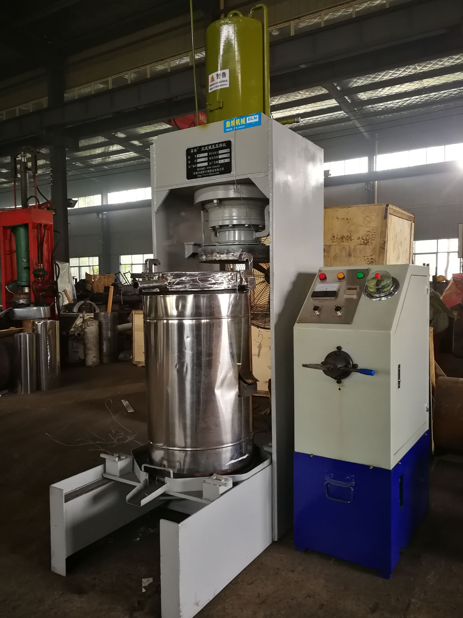 不銹鋼超高壓立式液壓壓榨機(jī)，果汁壓榨機(jī)，果渣壓榨機(jī)，藥材壓榨，油渣處理，白土壓榨